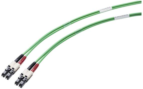 Deux câbles à fibre optique verts munis de connecteurs à leurs extrémités, utilisés pour la transmission de données dans les réseaux.