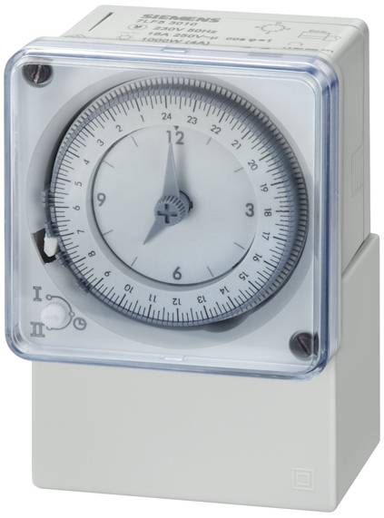 'Horloge analogique à programmation journalière avec disque de programme et boîtier de protection transparent, adaptée pour le contrôle d'appareils électriques.'
