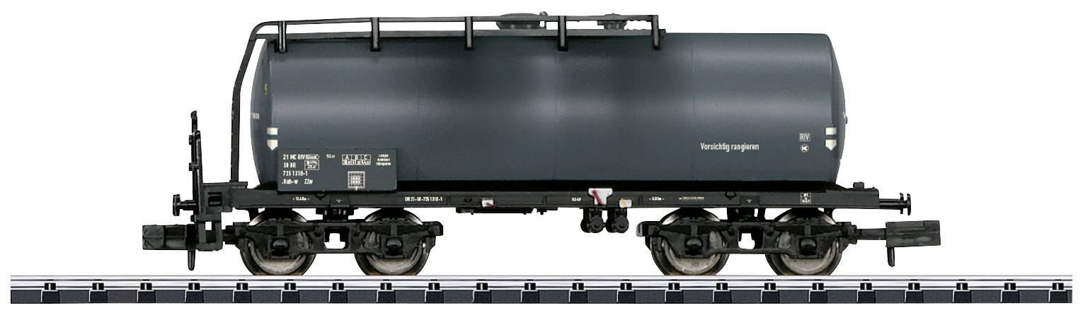 Un wagon-citerne noir sur des rails.