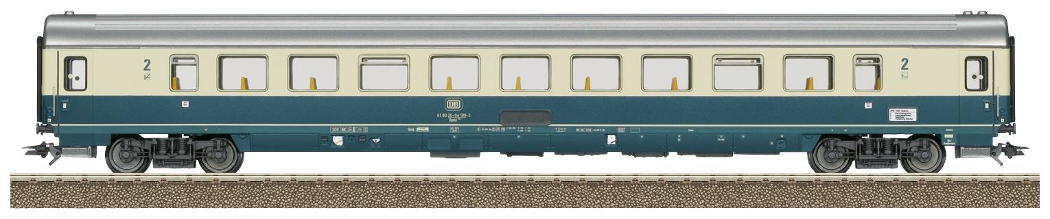 Un wagon de train bleu et beige de deuxième classe est stationné sur des rails, avec une vue latérale montrant plusieurs fenêtres et portes.