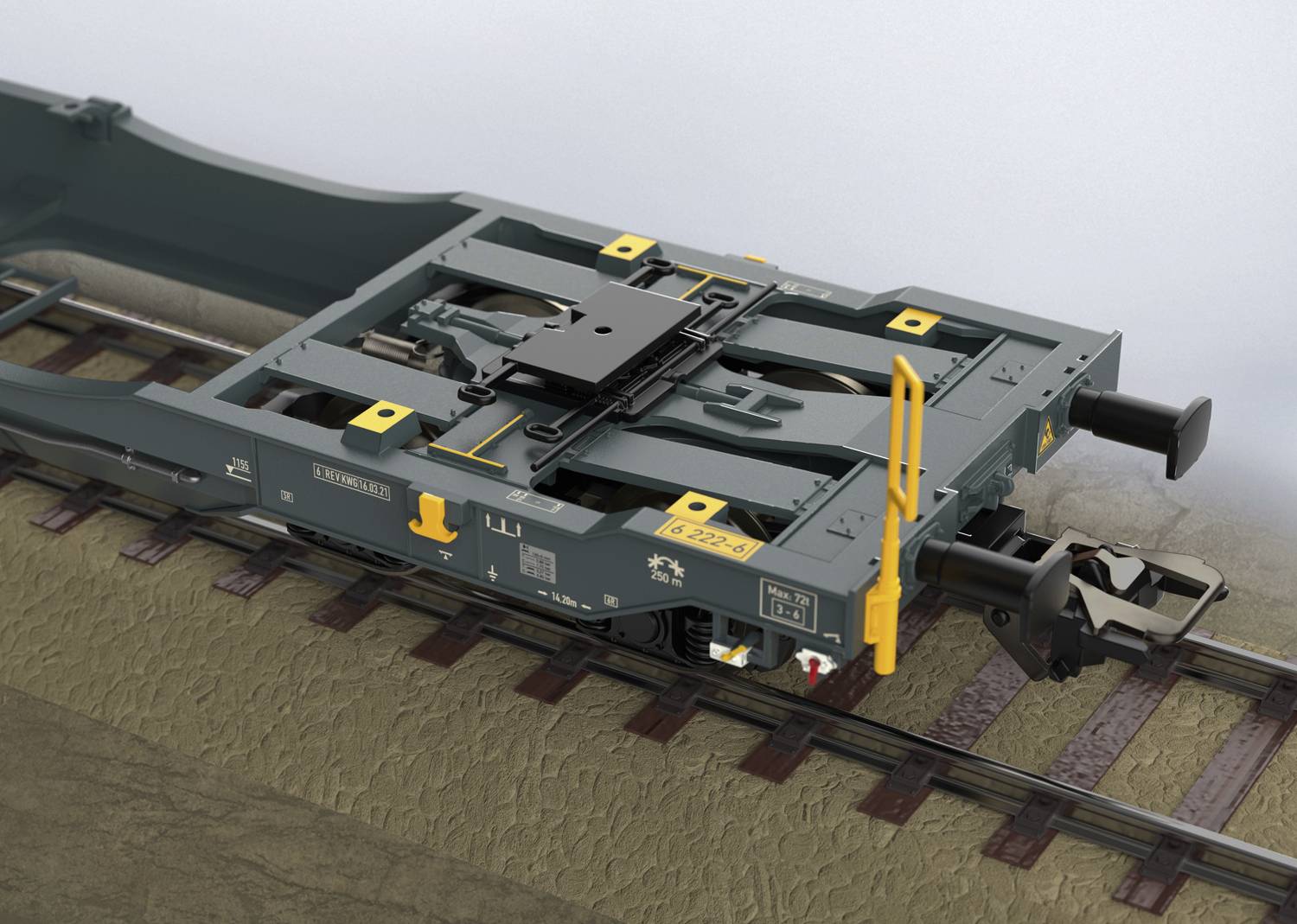 Vue rapprochée d'un wagon de marchandises avec un châssis métallique sur des rails, mettant en valeur sa construction et ses détails mécaniques pour le transport ferroviaire.