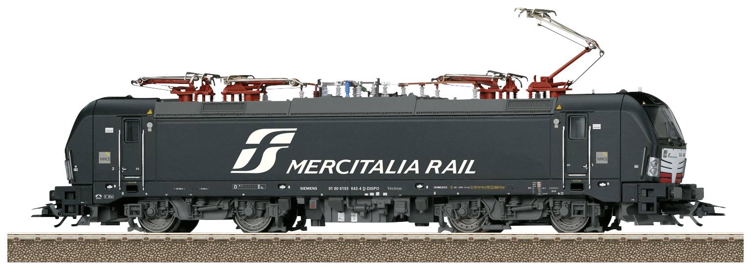 Une locomotive noire portant l'inscription 'Mercitalia Rail' sur le côté, est stationnée sur des voies ferrées, avec des pantographes visibles au-dessus.