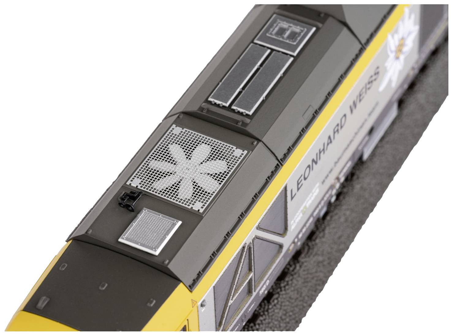 Toit d'un train équipé de panneaux solaires et d'un ventilateur, portant l'inscription « Leonhard Weiss ».