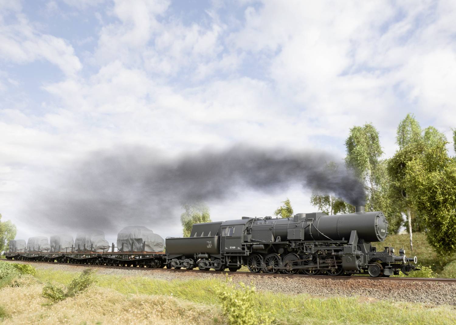 Une ancienne locomotive à vapeur tire des wagons de marchandises à travers un paysage rural avec des arbres et des nuages dans le ciel.