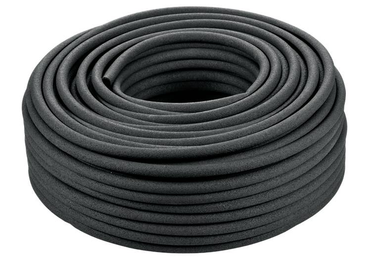 Un grand tuyau noir est enroulé en forme de cercle. Il semble flexible et pourrait être utilisé pour des travaux de jardinage ou l'irrigation.