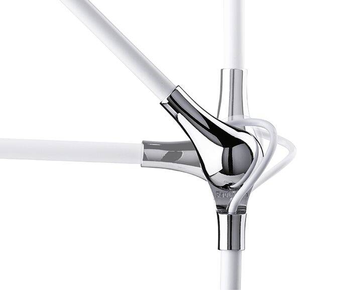 Un élément de connexion de tuyau chromé qui relie des tubes blancs dans un objet de design ou un meuble.