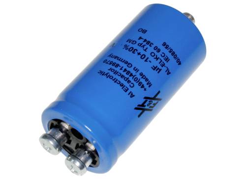 Ein blauer zylindrischer Elektrokondensator mit Schraubklemmen, bedruckt mit technischen Spezifikationen und Herstellerangaben.