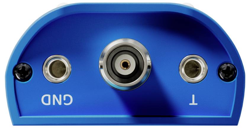 Un appareil bleu doté de trois connecteurs étiquetés « GND » et « T », avec un port circulaire central.