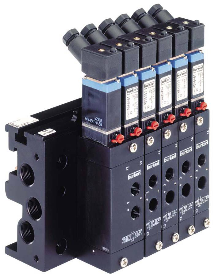 Un bloc collecteur à cinq vannes électromagnétiques, adapté au contrôle des flux de fluides dans des applications industrielles.