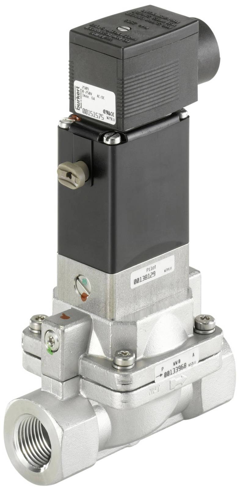 Électrovanne en métal et plastique, orientée verticalement, munie de raccords aux deux extrémités pour contrôler le flux de liquide.