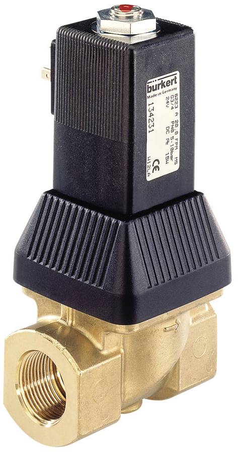 Une vanne électrique en laiton avec un boîtier noir et un marquage du fabricant visible. Elle est utilisée pour le contrôle des liquides ou des gaz.