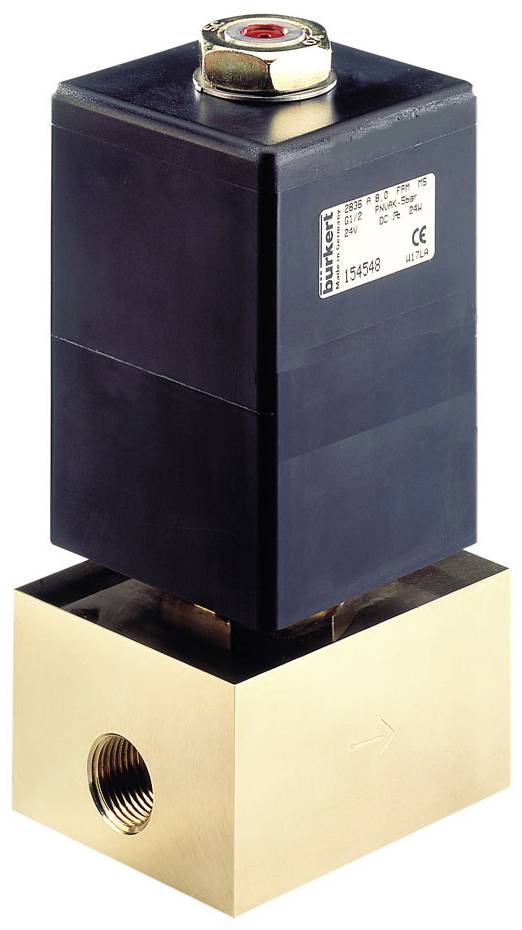 Vanne industrielle avec boîtier métallique rectangulaire et couvercle en plastique noir, utilisée pour le contrôle des liquides ou des gaz.