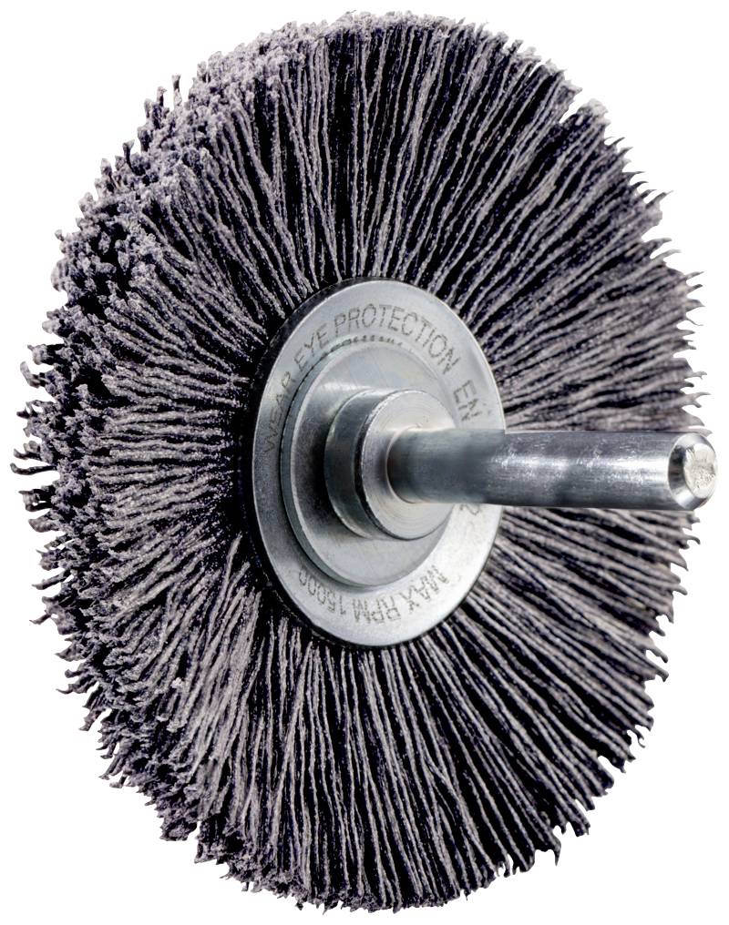 Une brosse rotative à axe métallique, densément garnie de poils, est utilisée pour le traitement de surface ou le polissage dans l'industrie.