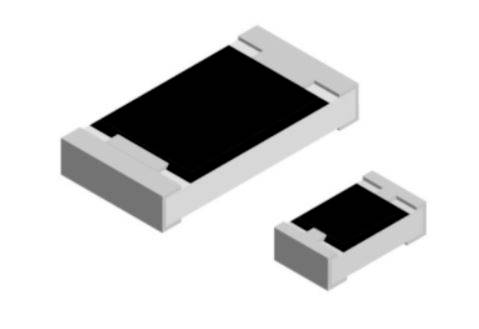 Deux résistances électroniques CMS de différentes tailles, toutes deux de forme rectangulaire avec des parties centrales noires et des embouts gris.
