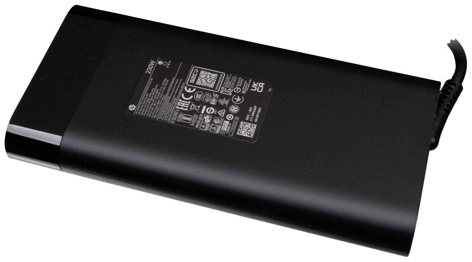 Un grand chargeur noir aux bords arrondis, doté d'un port de câble sur un côté. Des caractéristiques techniques sont imprimées sur sa surface supérieure.