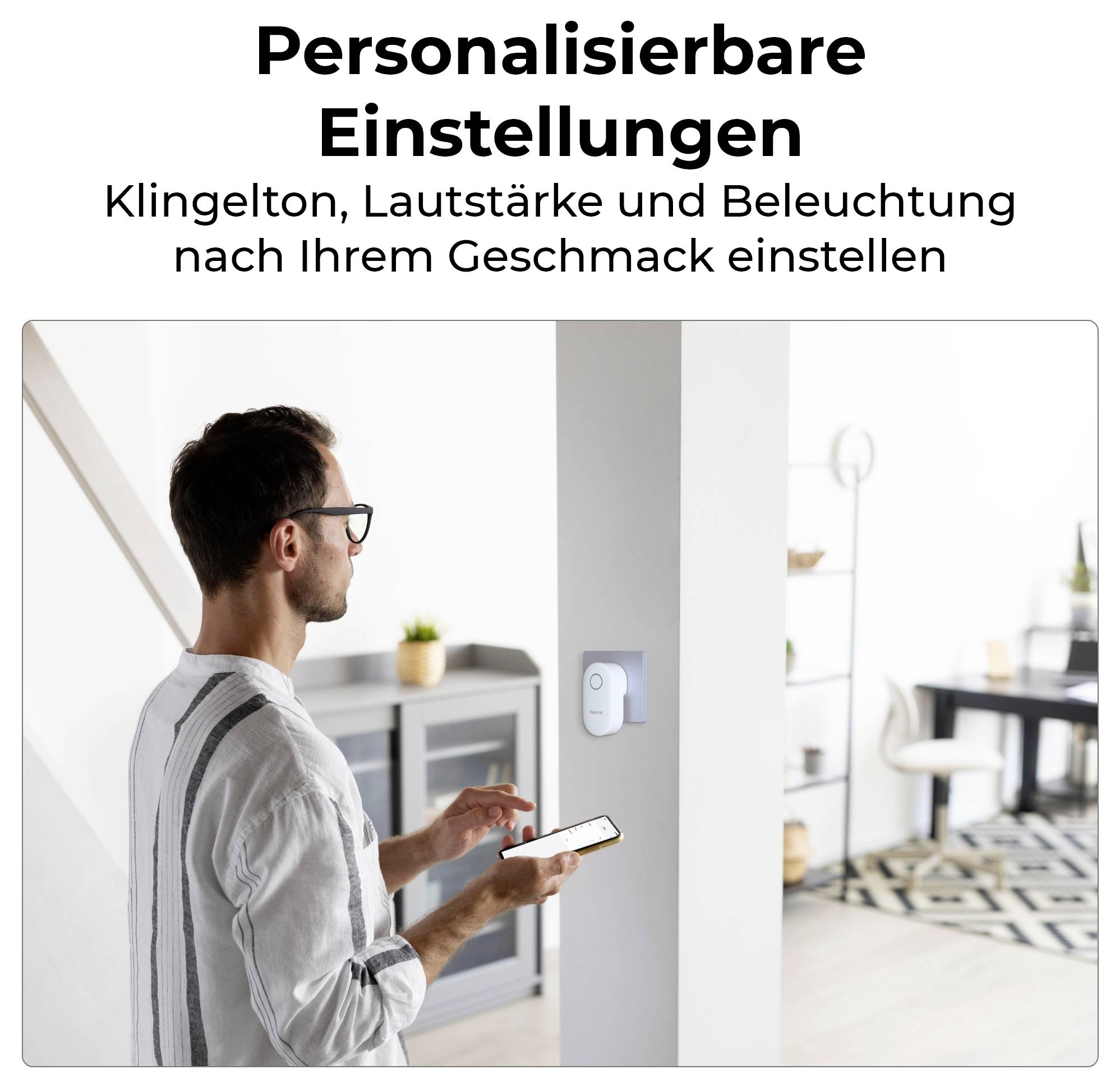 Paramètres personnalisablesUne personne ajuste un appareil intelligent sur un mur à l'aide d'un smartphone, en mettant l'accent sur les sonneries personnalisées, le volume et les préférences d'éclairage.