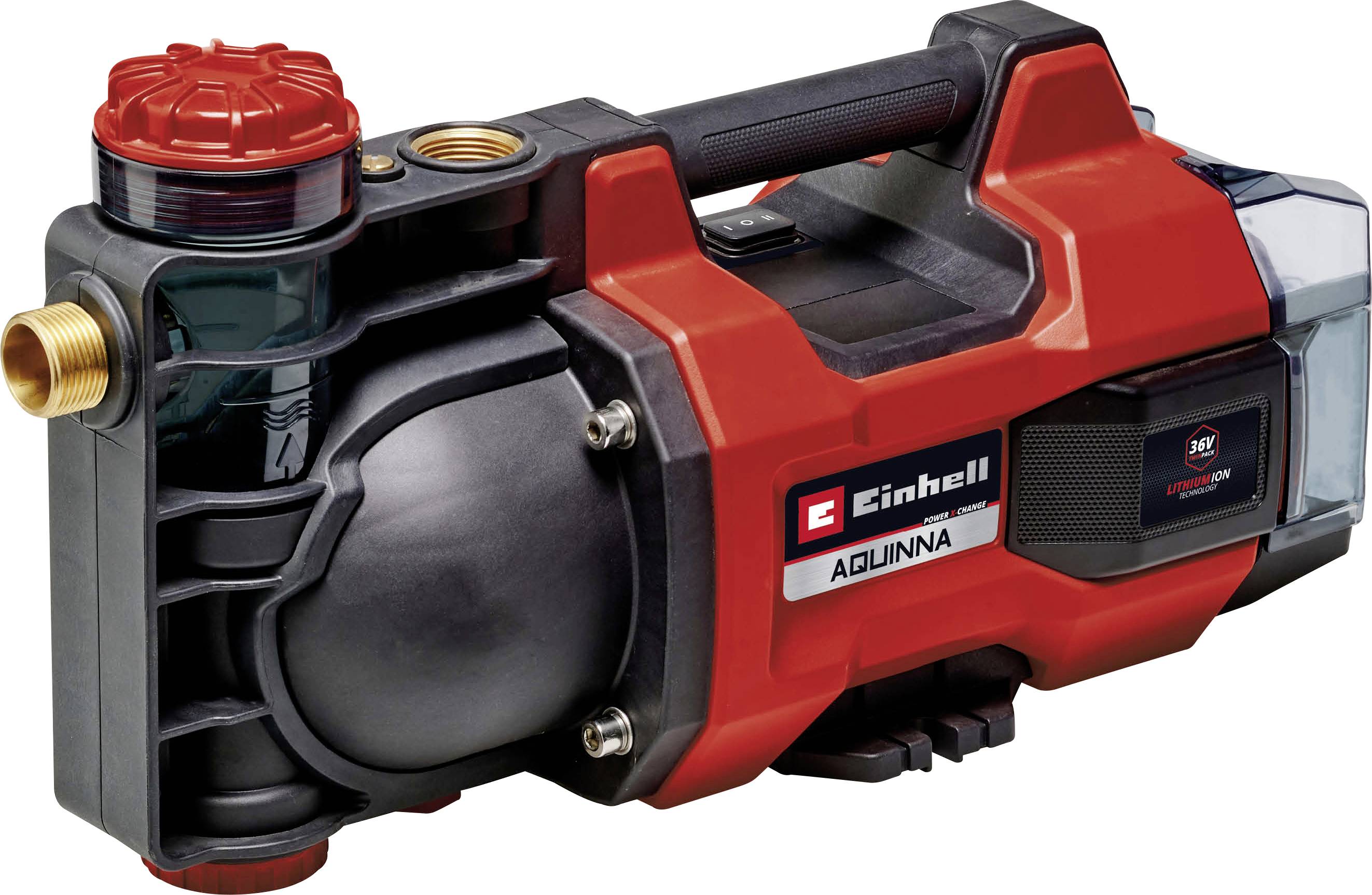 Pompe à eau sans fil Einhell AQUINNA rouge et noire avec poignée supérieure et raccords de tuyau en laiton, présentée isolée sur fond blanc.