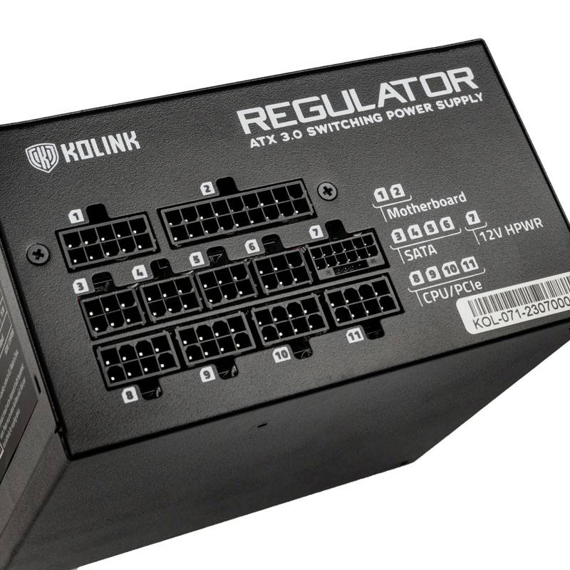 Voici l'alimentation à découpage ATX 3.0 de Kolink avec des connexions pour la carte mère, SATA, CPU/PCIe avec 12V HPWR. 11 ports visibles.