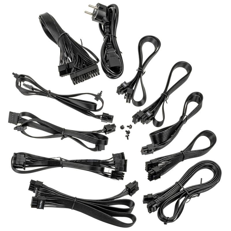 Plusieurs câbles d'alimentation et fiches d'ordinateur noirs, avec différents types de connexions, sont éparpillés de manière désordonnée sur une surface blanche.