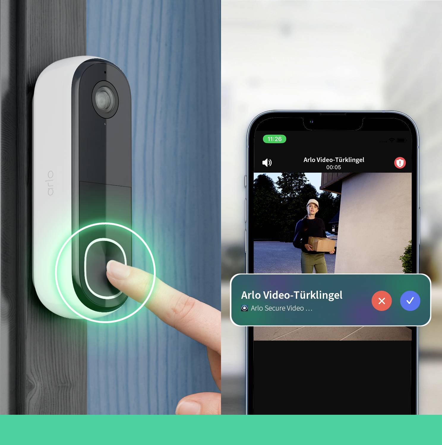 Sonnette vidéo avec bouton lumineux enfoncé par un doigt. Le smartphone affiche une vidéo en direct d'une personne portant un colis devant la porte.