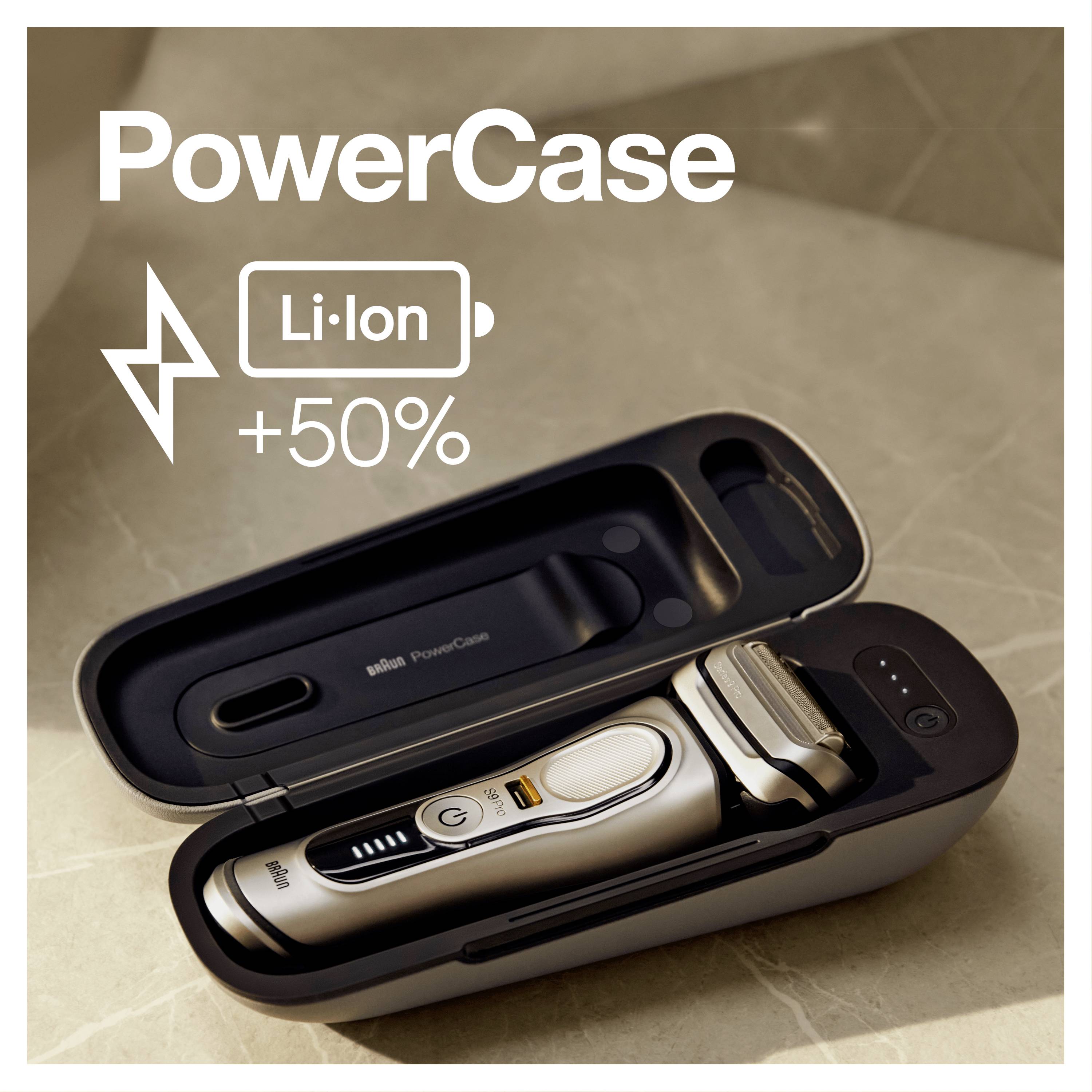 Rasoir électrique dans un boîtier PowerCase avec texte 'Li-Ion +50%'. Le boîtier est noir, et le rasoir est conçu de manière argentée et moderne.