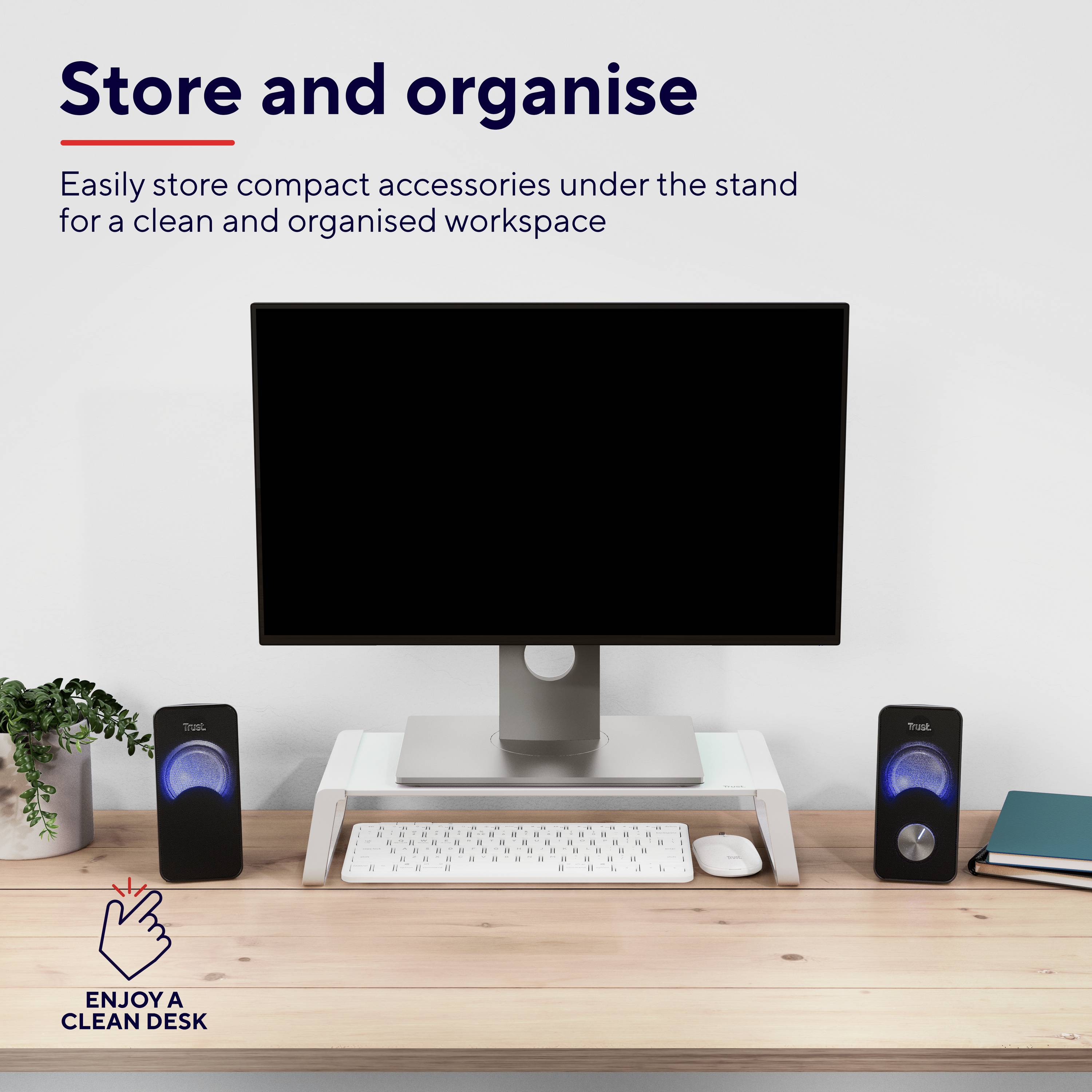 Un écran d'ordinateur sur un support de bureau avec un clavier en dessous. Des enceintes sont placées à gauche et à droite. Texte 'Stocker et organiser'.