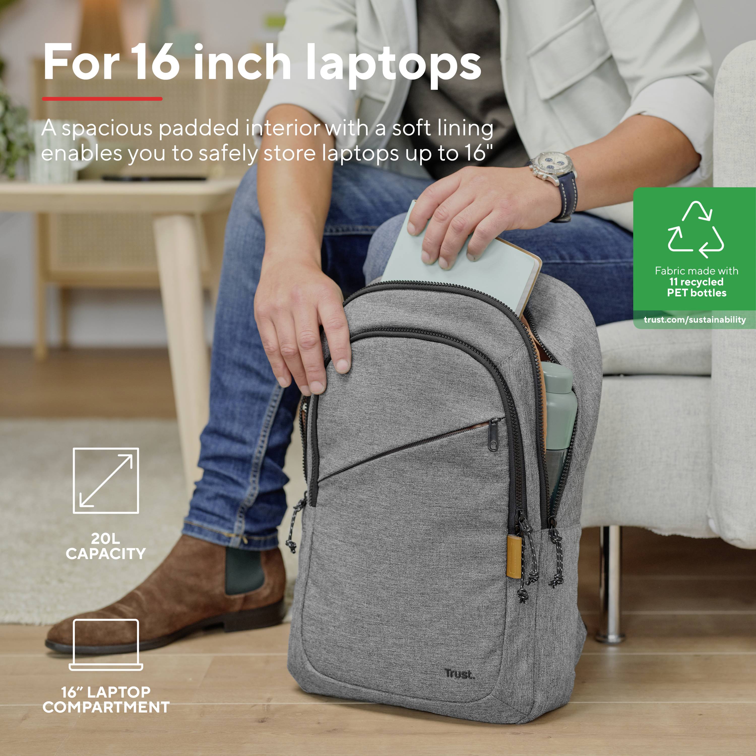 Un homme est assis sur un canapé et emballe un sac à dos gris pour ordinateur portable, adapté aux ordinateurs portables de 16 pouces.