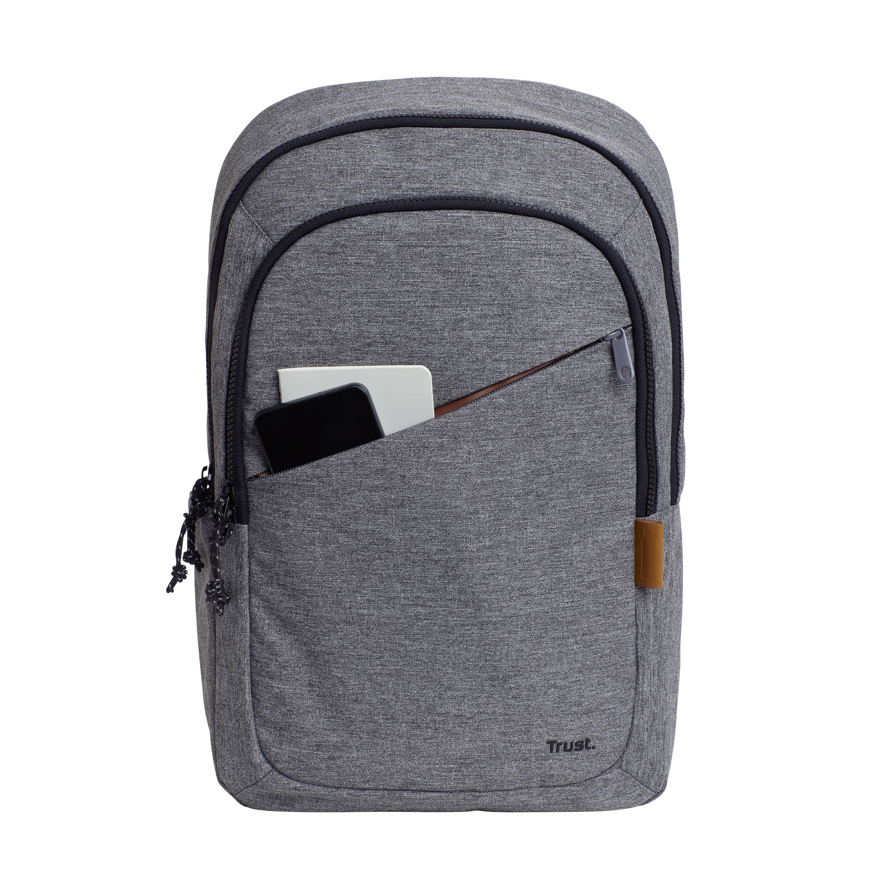 Sac à dos gris avec une petite poche avant, d'où dépassent un téléphone portable et un carnet. Design élégant avec des fermetures à glissière.