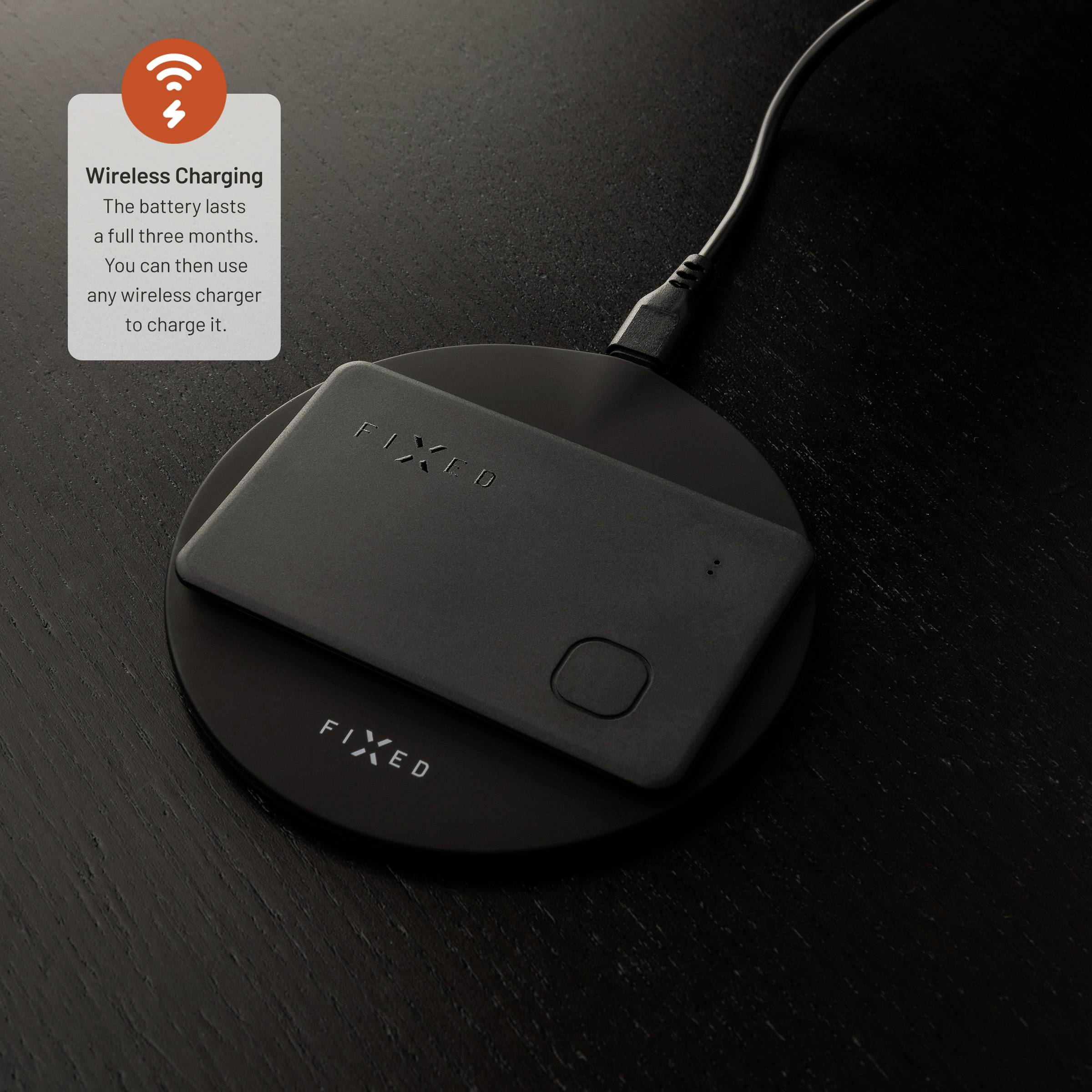 Un chargeur sans fil charge une batterie externe noire. Un message indique « Charge filaire : La batterie nécessite trois mois complets ».