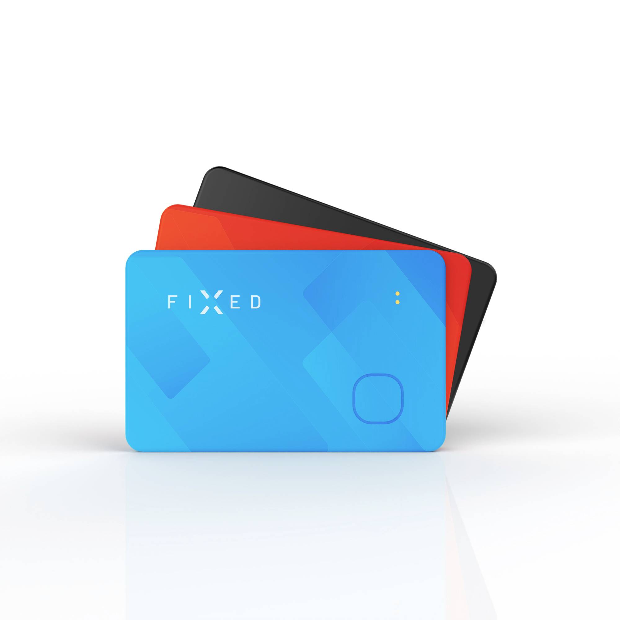 Trois trackers compacts empilés en bleu, rouge et noir. Le tracker bleu porte le logo 'FIXED'.