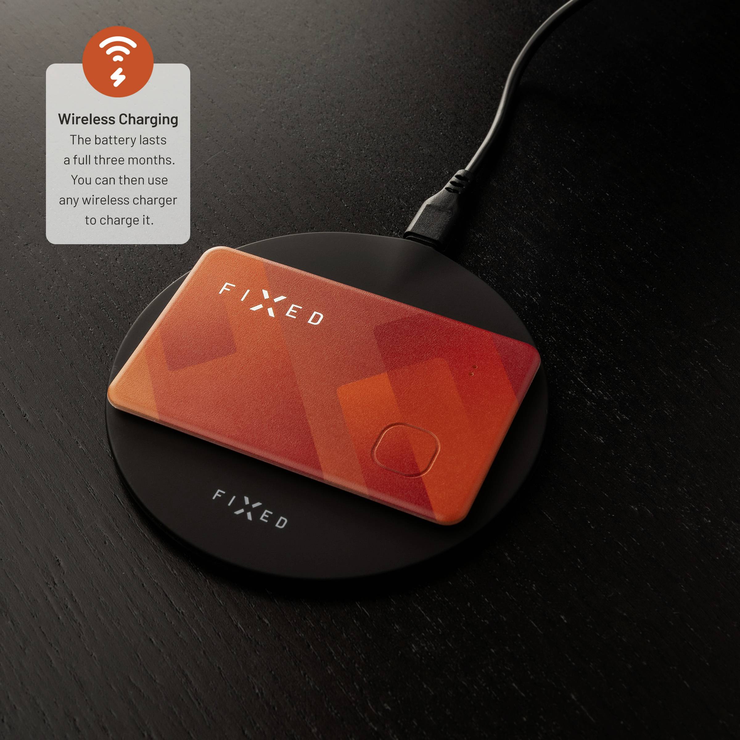 Une carte RFID rouge est posée sur un chargeur sans fil noir. Texte sur la carte : 'FIXE'. Titre : 'Charge sans fil'.