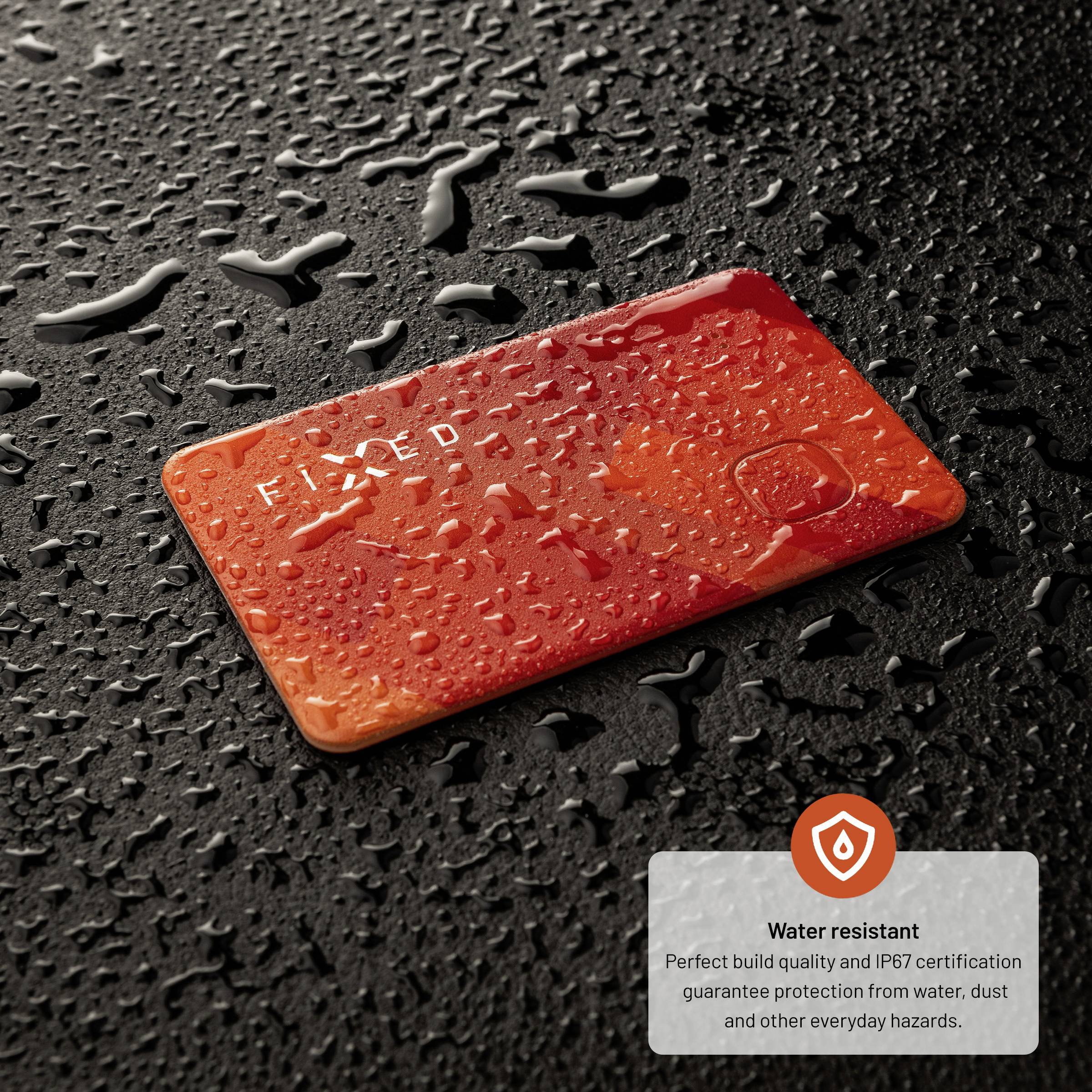 Coque de smartphone rouge avec des gouttes d'eau, posée sur une surface noire et humide. Le texte décrit la résistance à l'eau et le degré de protection IP67.