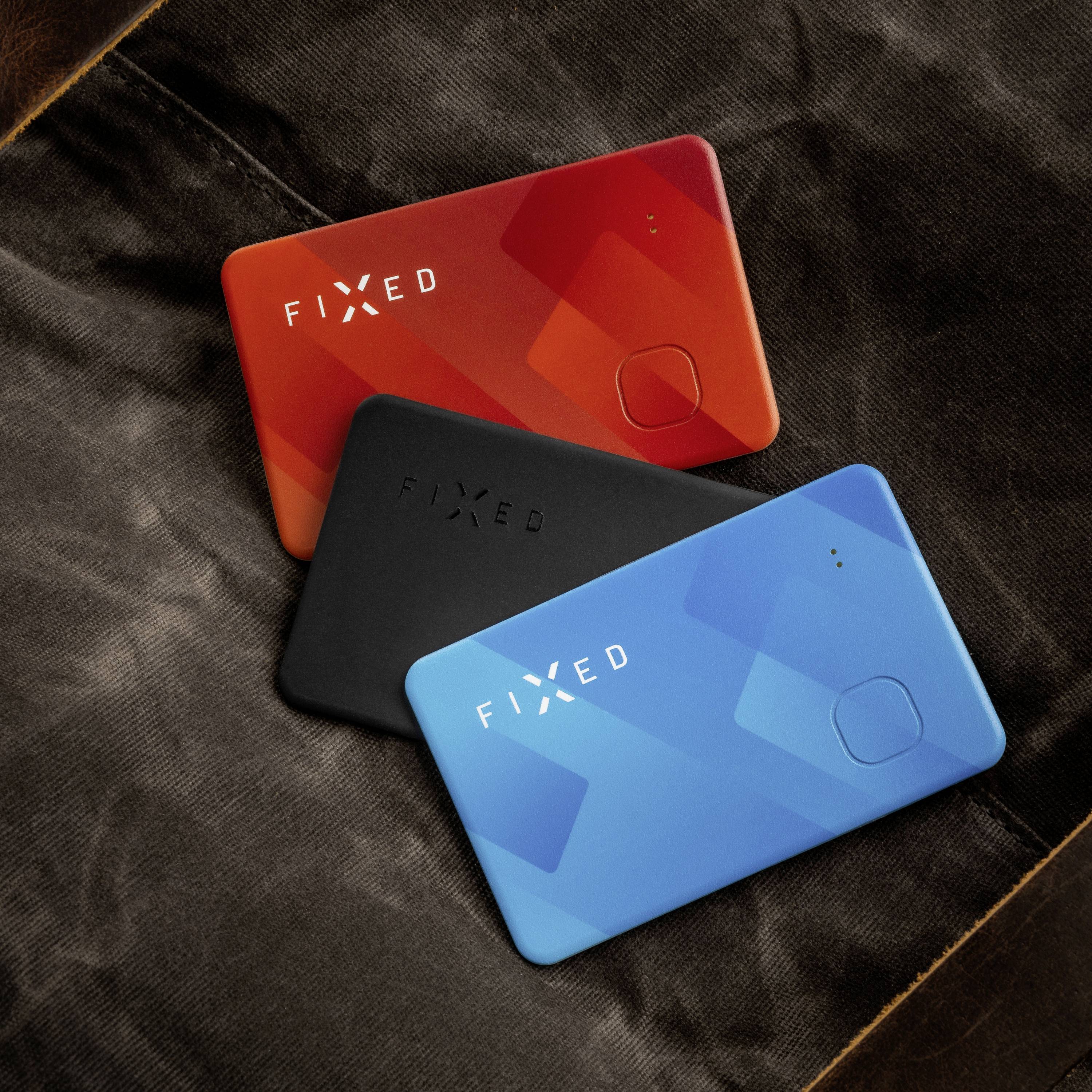 Trois chargeurs portables colorés sur un fond sombre. Un rouge en haut, un noir en bas à gauche et un bleu à droite. Tous avec le logo 'FIXED'.