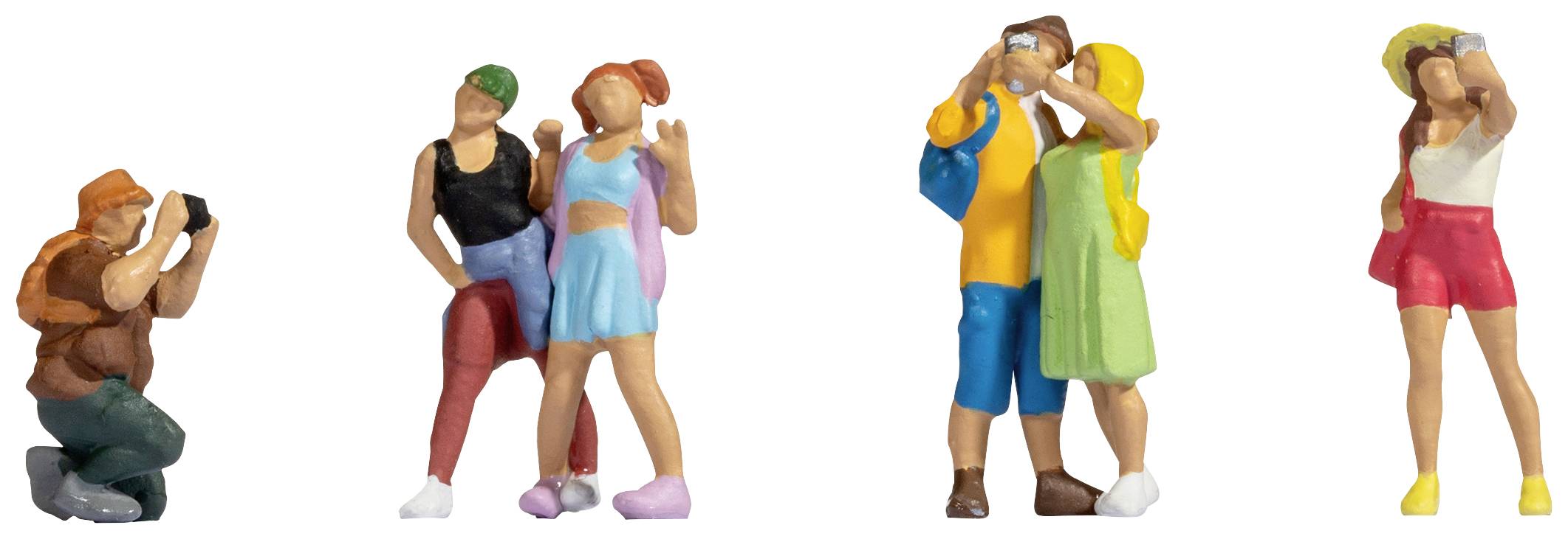 Des figurines miniatures dans différentes poses, photographiant ou posant ; illustrant l'interaction sociale et les activités de loisirs.
