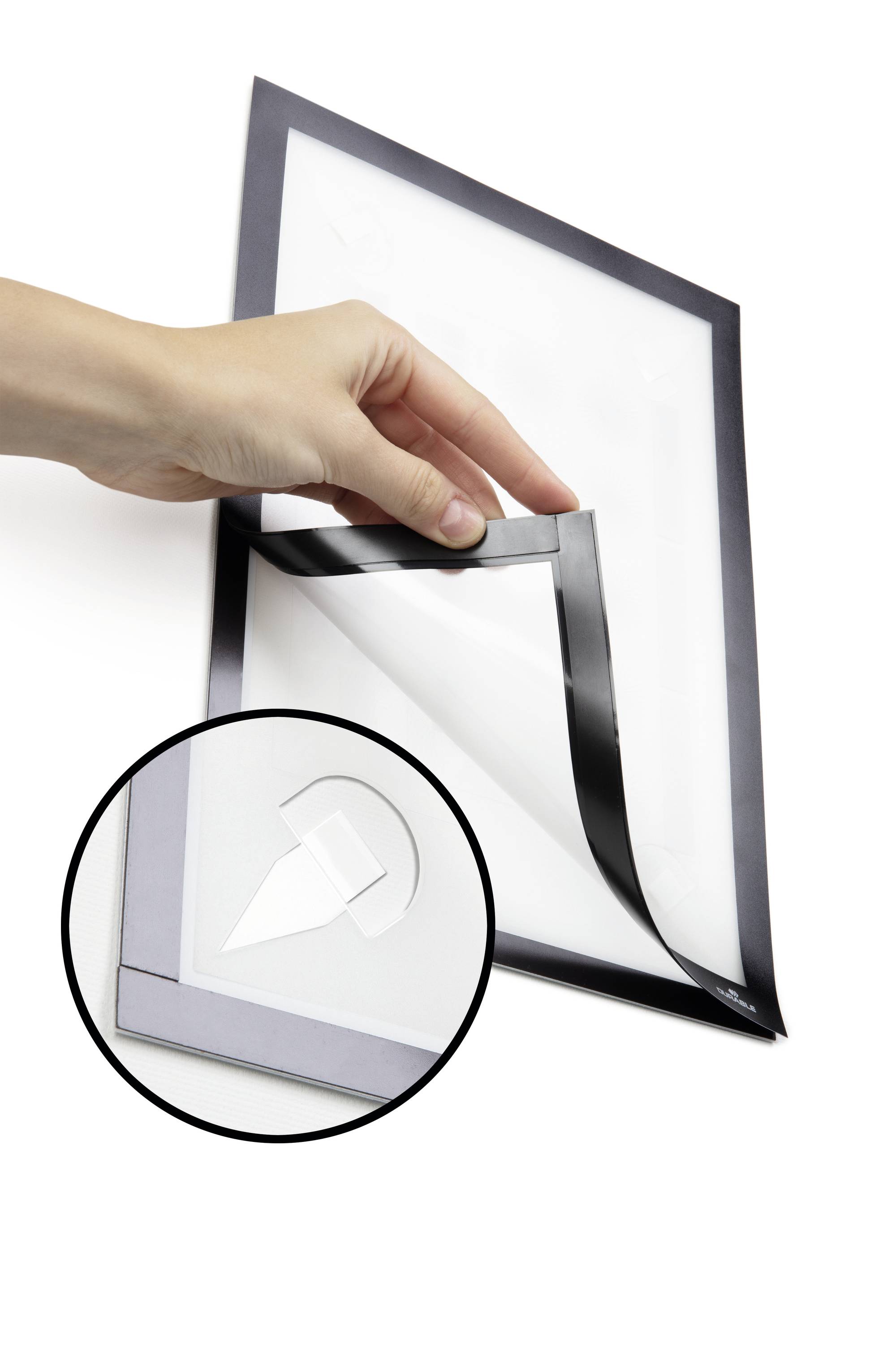 Une main retire un cadre de protection d'un document rectangulaire et fin. Un encart agrandi montre en détail le retrait de la protection.