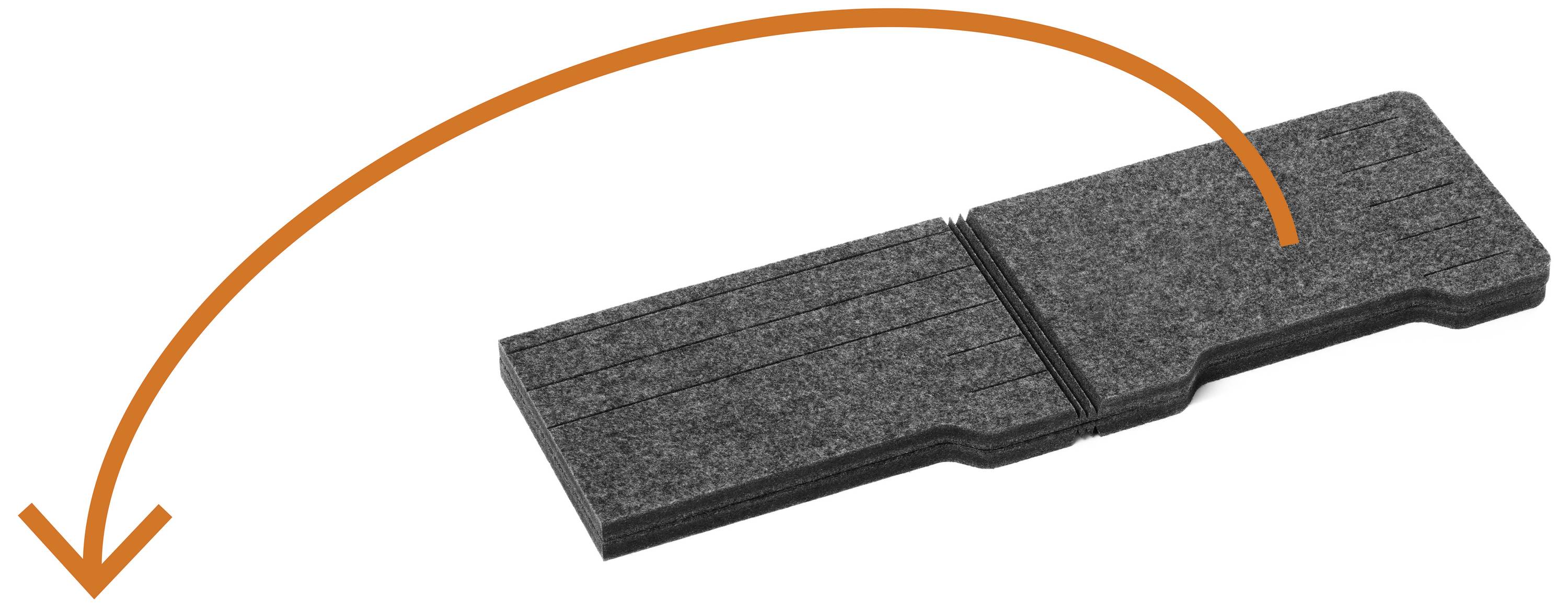 Un coussin en mousse gris, rectangulaire, avec une flèche orange indiquant un mouvement ou une direction.