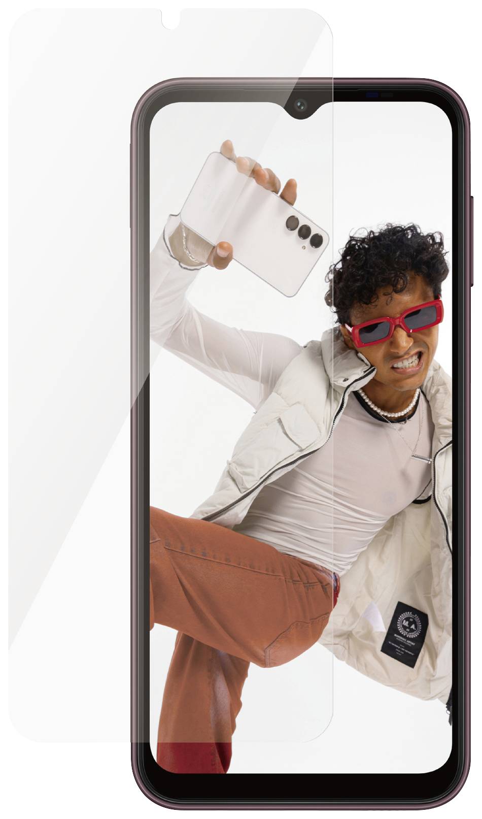 Smartphone avec protection d'écran, montrant une personne dynamique portant des vêtements à la mode et des lunettes rouges, qui pose avec énergie.