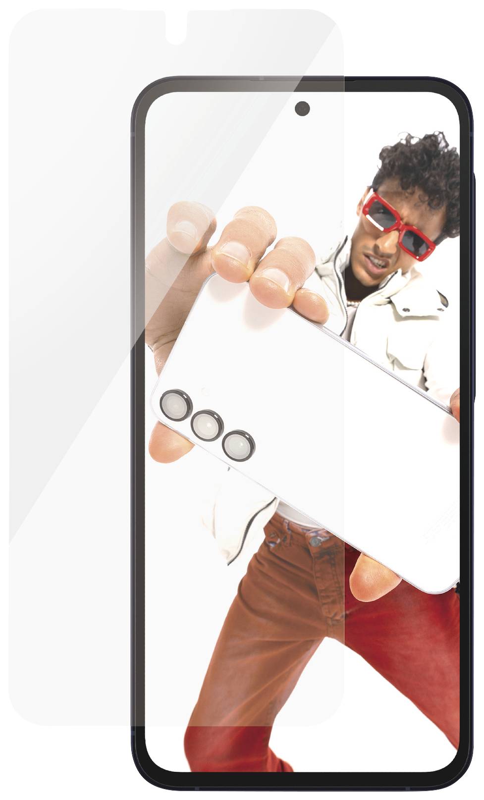 Smartphone avec écran en verre trempé, au premier plan, une photo montre quelqu'un portant des lunettes rouges, une veste blanche et un pantalon rouge.