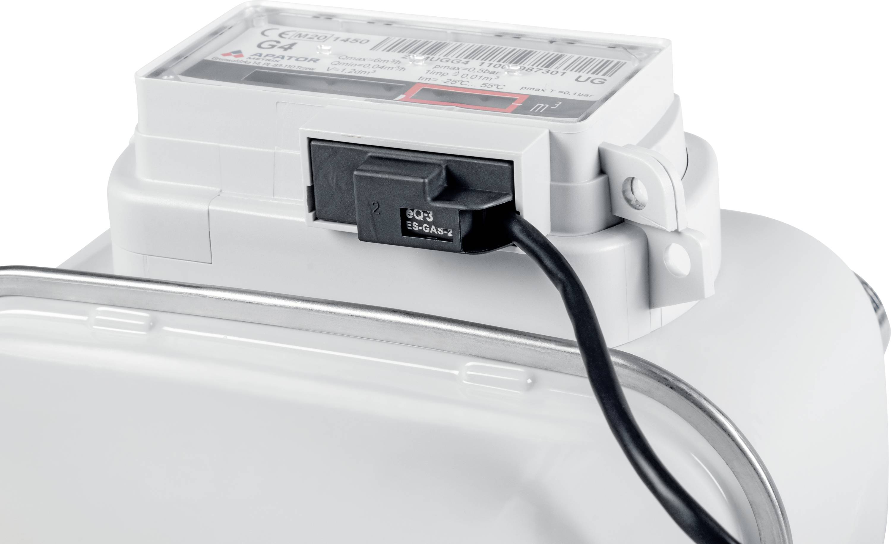 Appareil technique blanc avec un câble noir, connecté à un port. Une étiquette avec des informations techniques est placée en haut.
