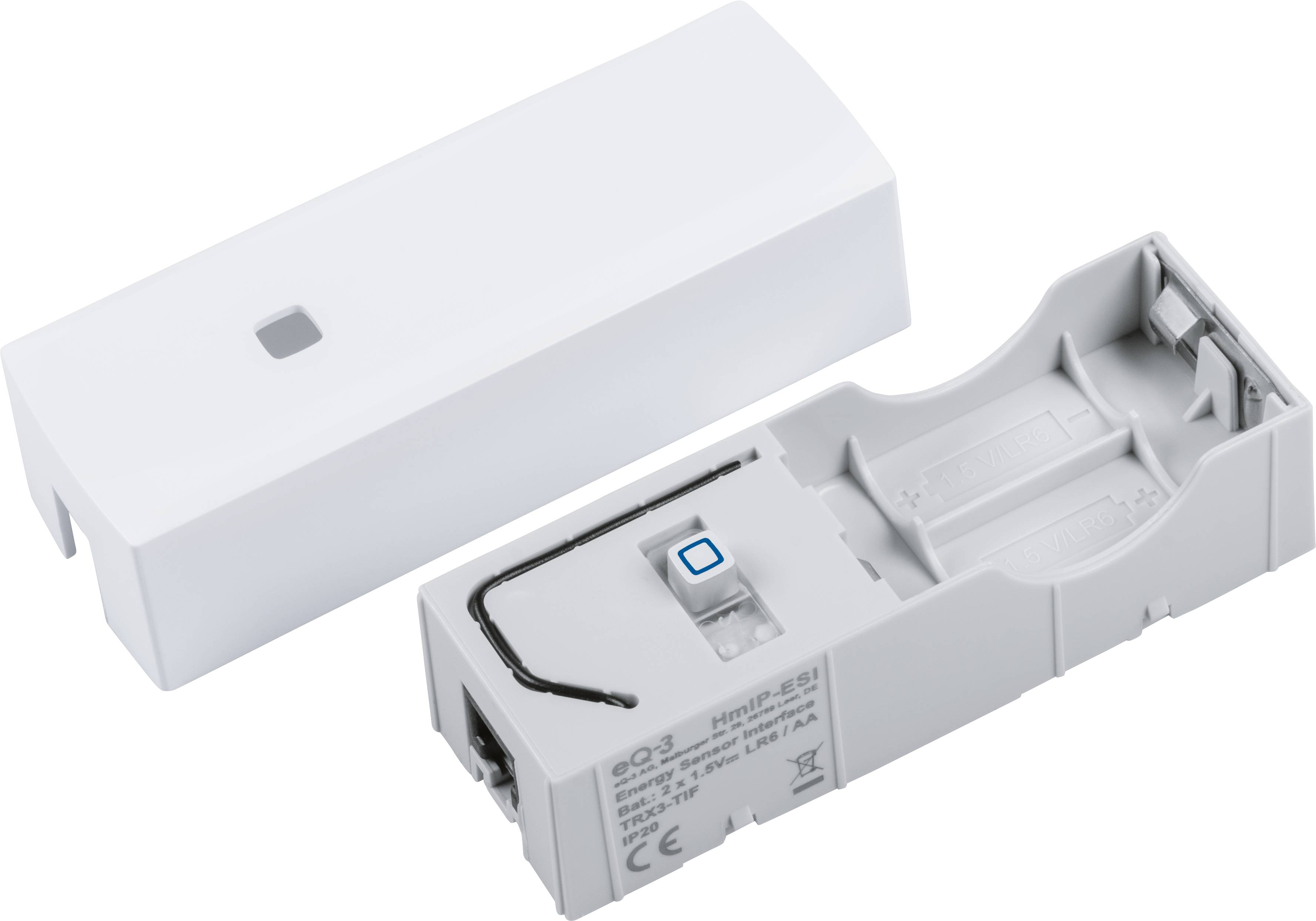 Compartiment de batterie avec boîtier ouvert, montrant l'intérieur avec un câble de connexion et un bouton bleu. Le couvercle du boîtier est posé à côté.