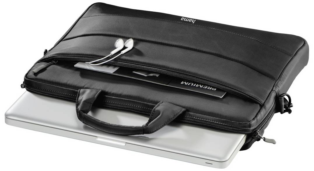 Un sac pour ordinateur portable noir avec fermeture éclair est partiellement ouvert. Un ordinateur portable et deux stylos sont visibles.