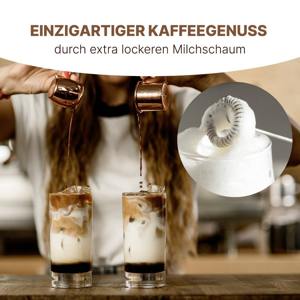 Femme versant des couches de café dans des verres recouverts de mousse de lait. Texte 'Plaisir café unique grâce à une mousse de lait extra légère'.