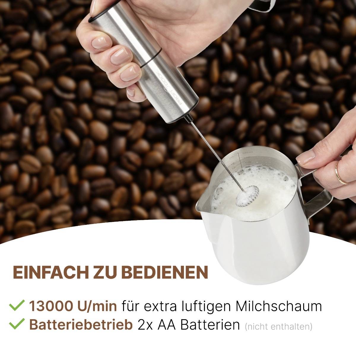 Une main tient un mousseur à lait au-dessus d'une tasse remplie de mousse de lait. Le texte sur l'image met en avant la facilité d'utilisation et le fonctionnement sur batterie.