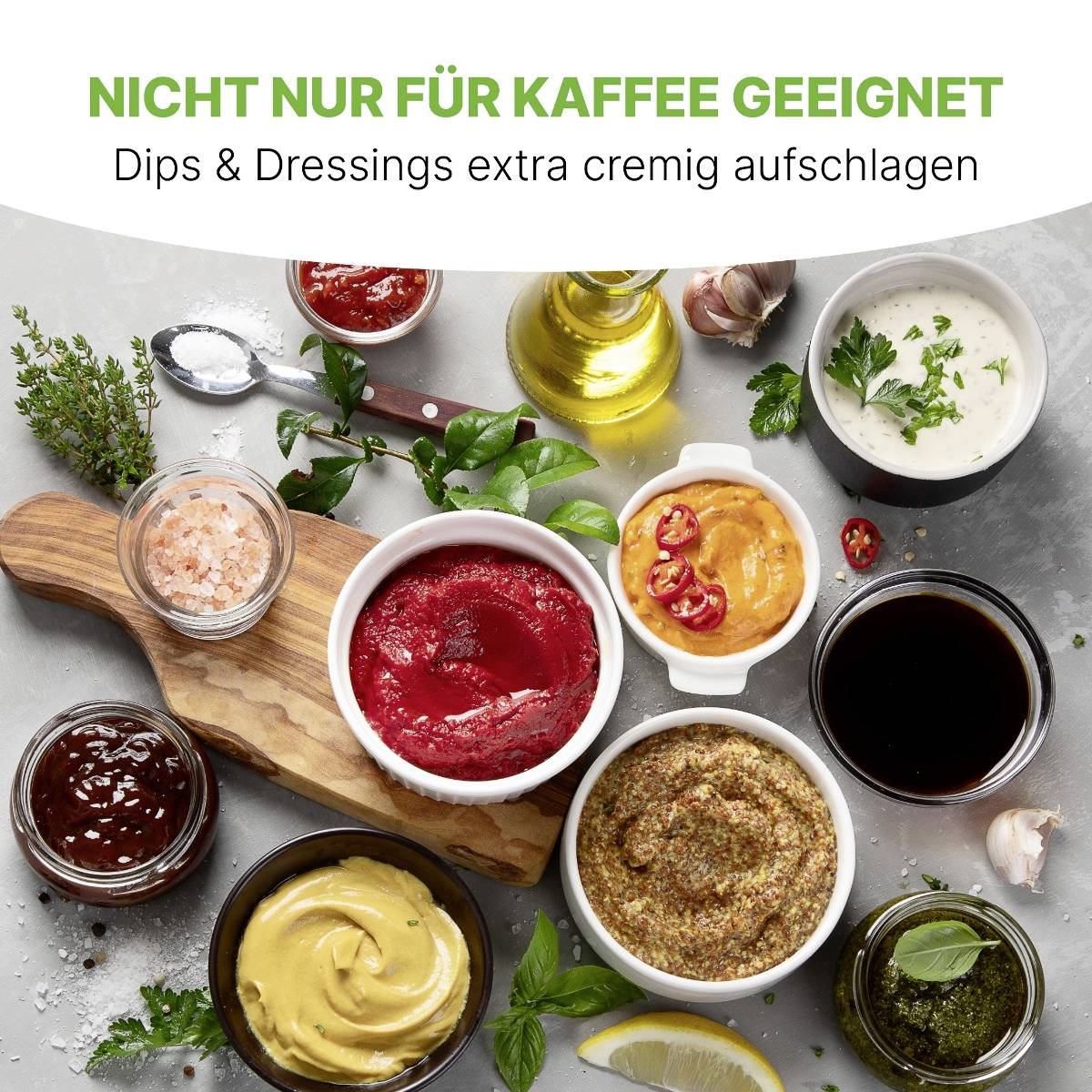 Différents dips et sauces disposés dans des bols sur une planche en bois ; Texte : « Pas seulement adapté au café. Dips & sauces battus extra crémeux. »