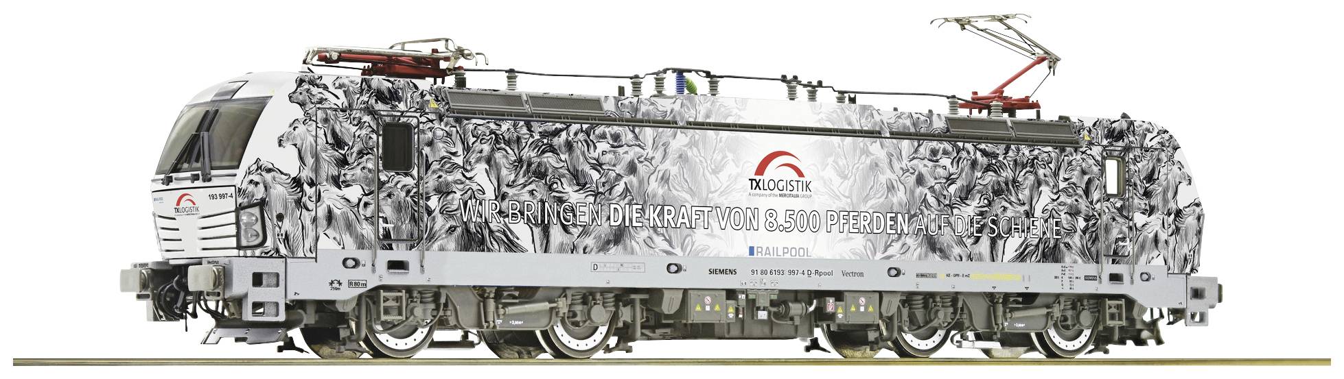 Une locomotive moderne au design noir et blanc distinctif, arborant des logos d'entreprise, affiche l'inscription 'TRAKO 2023 Zeller+Gmelin'.