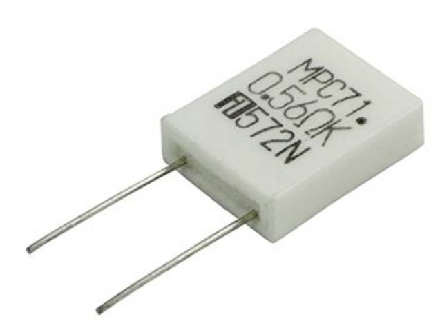 Un résisteur carré portant l'inscription 'MPC71 0,56Ω 5% J 572N'. Deux bornes métalliques dépassent.