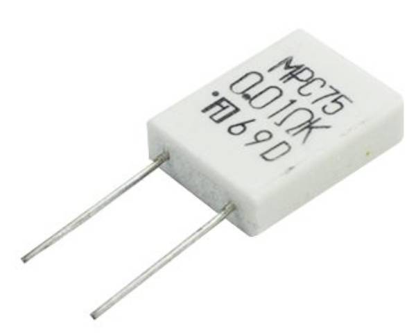 Un résistant électrique blanc avec deux bornes métalliques, étiqueté 'MPC75 0.01RX' et '69D'.