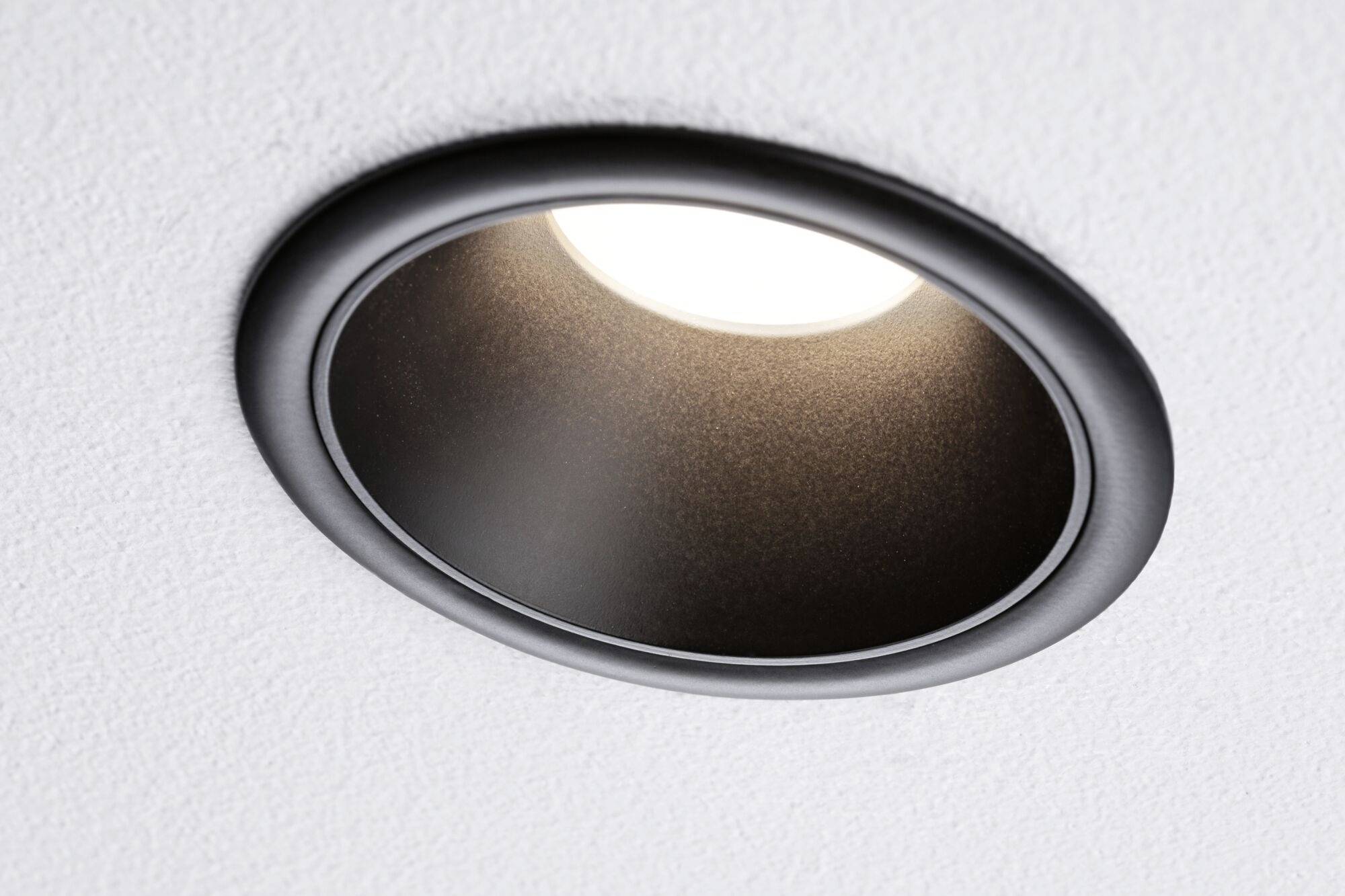 Luminaire encastré au plafond, qui brille intensément et diffuse uniformément la lumière dans la pièce.