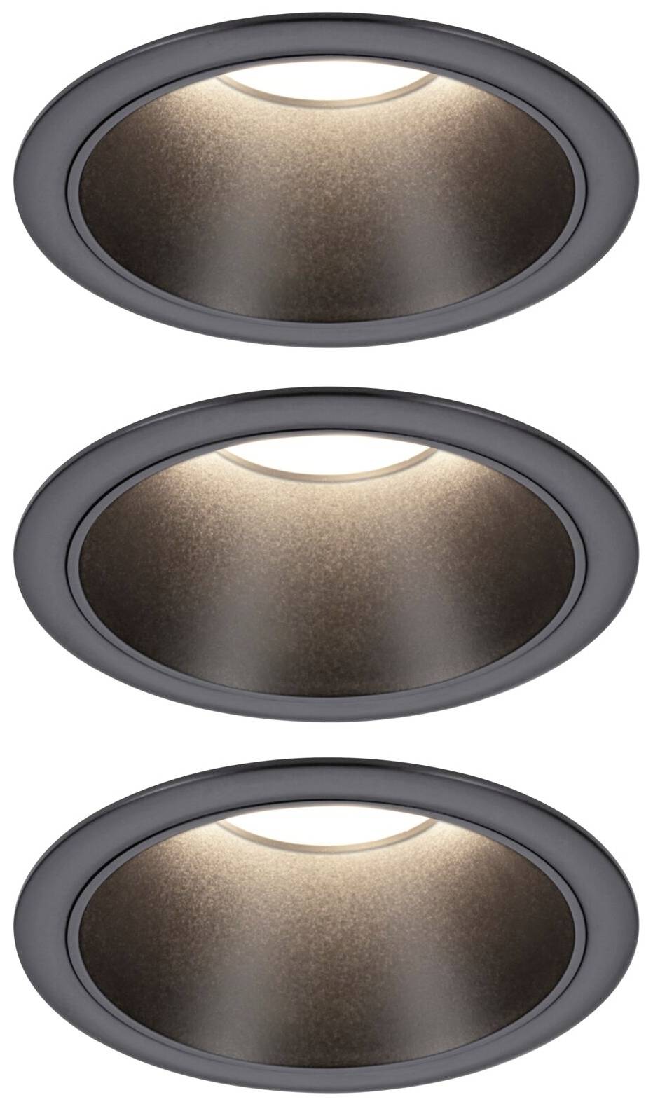 Trois spots encastrés circulaires de différentes intensités lumineuses, montés au plafond.