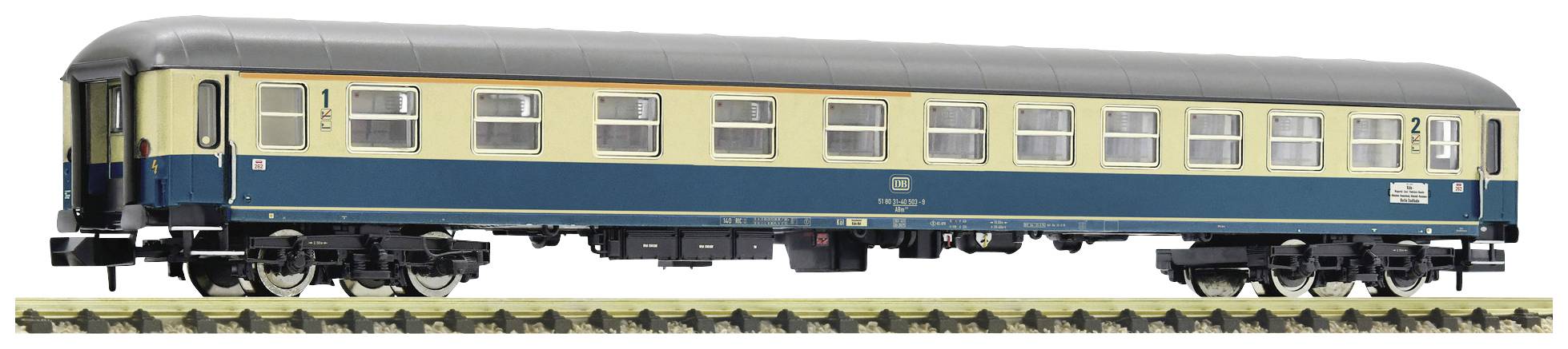 Un modèle d'un wagon de voyageurs classique de la Deutsche Bahn, dans une combinaison de couleurs bleu et beige, sur une section de voie ferrée.